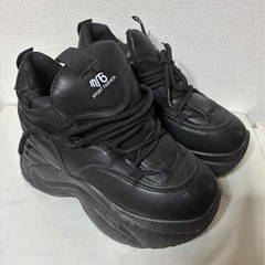 厚いすにスニーカーの画像