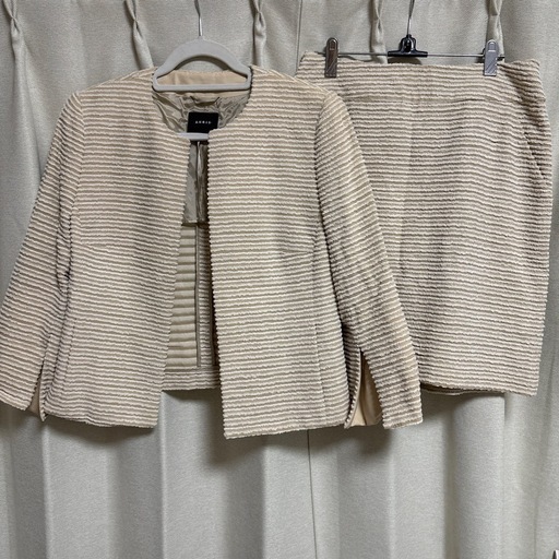 アクリスのスーツ