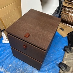 綺麗なベットサイズテーブルの画像