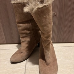 pitti ベージュ スエード ファー付きブーツの画像