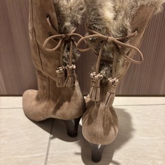 pitti ベージュ スエード ファー付きブーツの画像