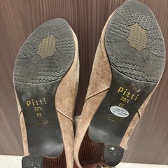 pitti ベージュ スエード ファー付きブーツの画像