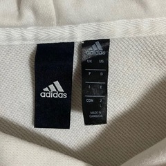 adidasパーカーの画像