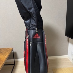 adidasのゴルフバックの画像