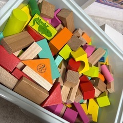 大量の積み木の画像