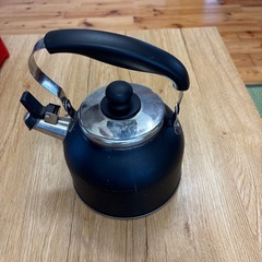 電気たこ焼器とケトルの画像
