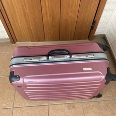 スーツケース　キャリーケース　90L 1箇所コロコロのゴム剥がれてます　の画像