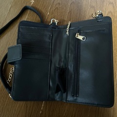 肩から掛けるスマホ&財布の画像