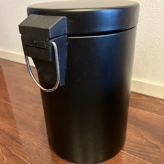 IKEAイケア 黒の蓋付きゴミ箱 中取り出し可能の画像