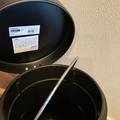 IKEAイケア 黒の蓋付きゴミ箱 中取り出し可能の画像