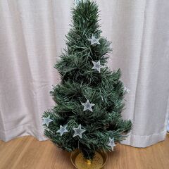 クリスマスツリーとサンタ人形の画像