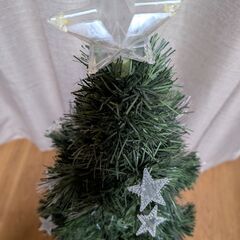 クリスマスツリーとサンタ人形の画像