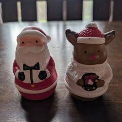 クリスマスツリーとサンタ人形の画像