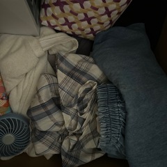 女性用のMサイズの洋服と少しの雑貨の画像