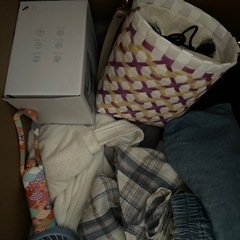 女性用のMサイズの洋服と少しの雑貨の画像