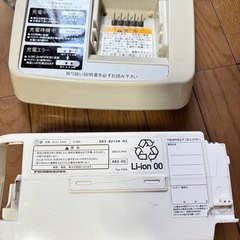 中古充電器とバッテリーの画像
