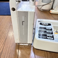 中古充電器とバッテリーの画像