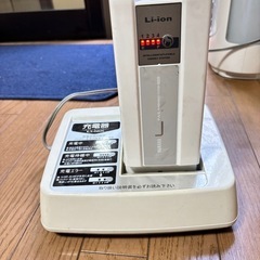 中古充電器とバッテリーの画像