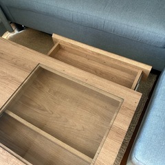 ソファとテーブル　の画像