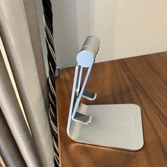 角度調整可能　スマホスタンド　シルバーの画像
