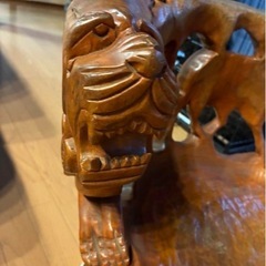 一刀彫りの椅子の画像