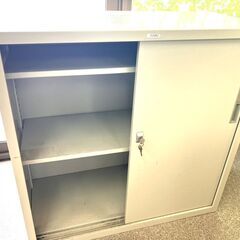 事務用キャビネット　鍵付き　２個　NAIKI製の画像