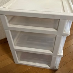 取引中　衣装ケースの画像