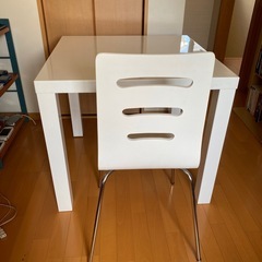 テーブルチェアの画像