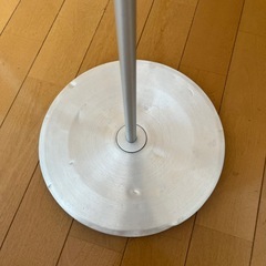 グレーのフロアランプの画像