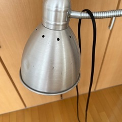 グレーのフロアランプの画像