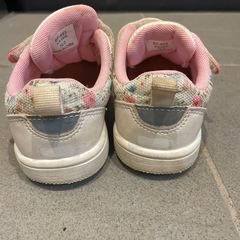 16cm スニーカー　ピンクお花柄の画像