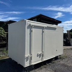 仕上げ済み！断熱材入り！スライド式横扉！バイクガレージ！使い勝手抜群！倉庫物置用 2トン保冷コンテナの画像