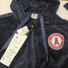 【新品未使用】レディース洋服　パーカー　紺色　L　Ｌサイズ　MLBエンゼルス ジップアップパーカー　フリースパーカー ネイビー ＋ ブラックキュロット　 黒　レディース　キュロットスカート　2点セット　251006-4Yの画像