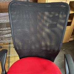 オフィスチェア ブラック×レッド 肘置き付きの画像