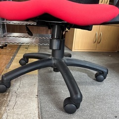 オフィスチェア ブラック×レッド 肘置き付きの画像