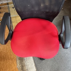 オフィスチェア ブラック×レッド 肘置き付きの画像