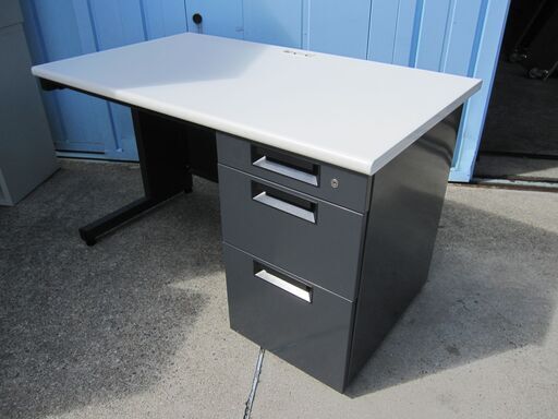 事務机　片袖デスク　鍵あり　1200ｘ700ｘ700　ホワイト/ブラック　プラス製フラットライン