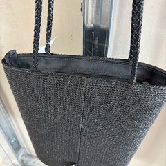 黒のカゴバッグの画像