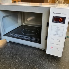 A2510-083 Panasonic 電子レンジ NE-FL100-W ホワイト 2020年製 フラット庫内 使用感キズ汚れ有り の画像