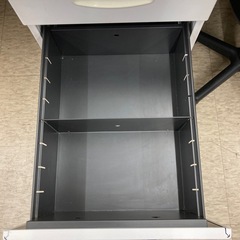 【ジモティー割引で最大15％OFF⭐️】 鍵付き オフィスデスク サイドキャビネット付きの画像