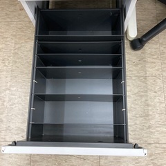 【ジモティー割引で最大15％OFF⭐️】 鍵付き オフィスデスク サイドキャビネット付きの画像