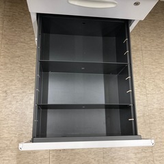 【ジモティー割引で最大15％OFF⭐️】 鍵付き オフィスデスク サイドキャビネット付きの画像