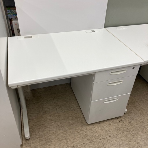 【ジモティー割引で最大15％OFF⭐️】 鍵付き オフィスデスク サイドキャビネット付き