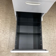 【ジモティー割引で最大15％OFF⭐️】 鍵付き オフィスデスク サイドキャビネット付きの画像