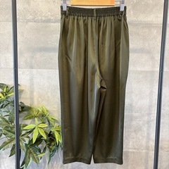 GU イージーサテンテーパードアンクルパンツ　S オリーブ　薄手　光沢感　無地の画像