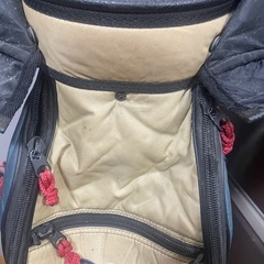 青・赤・クリームの配色が特徴のPEARLY GATESキャディバッグ。の画像
