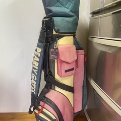 青・赤・クリームの配色が特徴のPEARLY GATESキャディバッグ。の画像