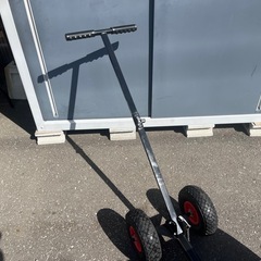 除雪道具 ハンドラッセル スノープッシャー 車輪付 ハンドル角度可変式 スチールショベル 手押し雪かき 中古品 ①の画像