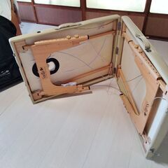 美品　折りたたみ整体ベッド　フェイス枕２個、アーム置き　オフホワイト　キャスターカバー付きの画像