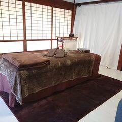 美品　折りたたみ整体ベッド　フェイス枕２個、アーム置き　オフホワイト　キャスターカバー付きの画像